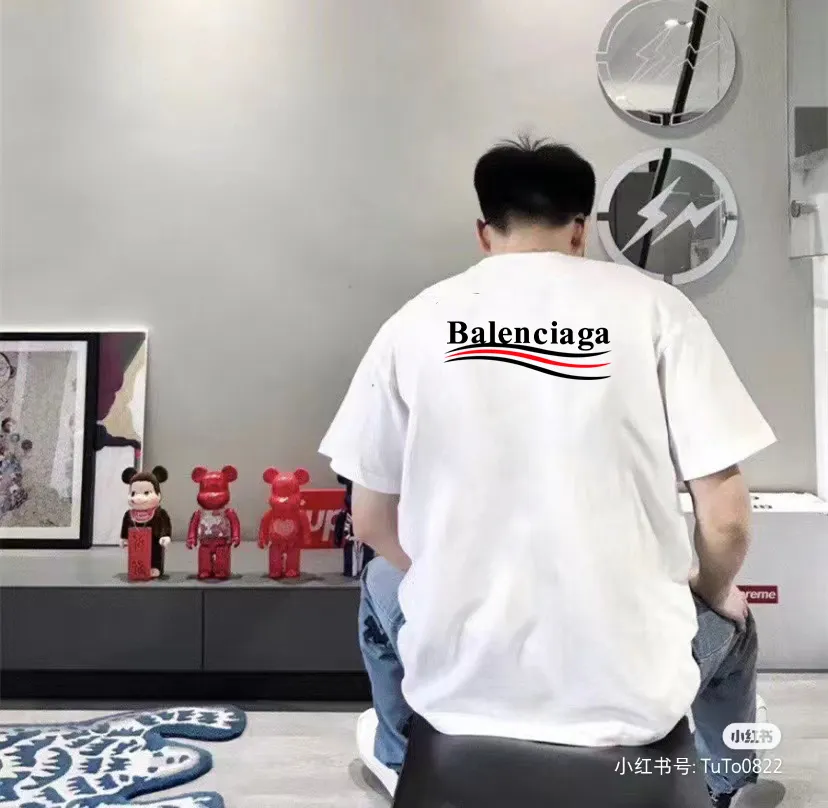 P80✨🔥 BALENCIAGA Paris Classic Coke letter printed short-sleeved T-shirt. Custom-woven and dyed 280g combed cotton heavyweight fabric. Zero color difference in threads. Perfect details. Differentiate from the current currency version. Welcome to compare. Same Style for men and women. Must-sell in the picture above. Color: White Black Size: 1 2 3 4